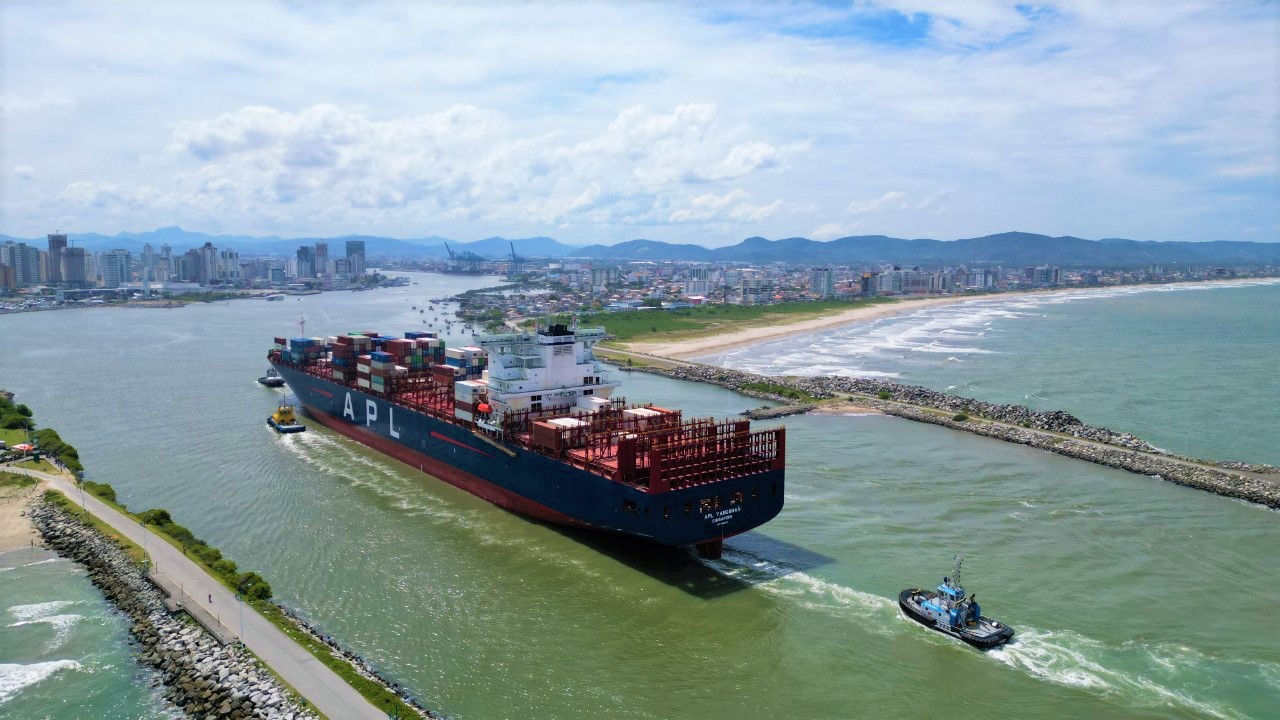 Mais Um Gigante Navio APL Yangshan Atraca No Porto De Navegantes