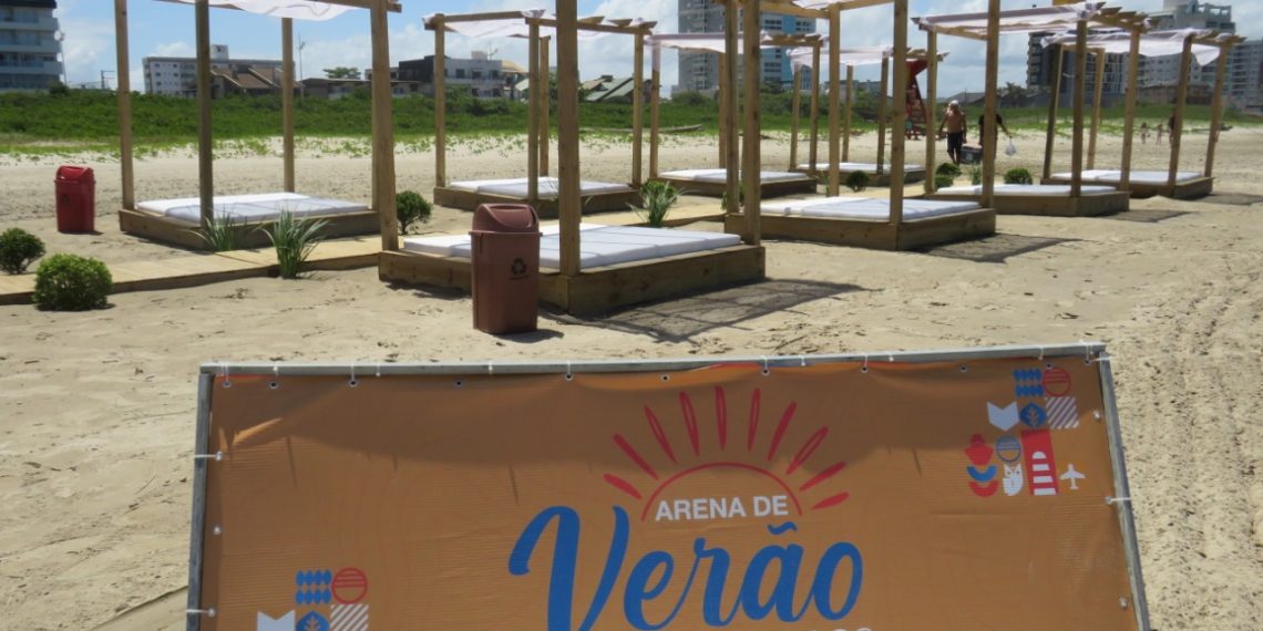 Arena onde acontece o Futebol de Areia de Navegantes recebe arquibancada