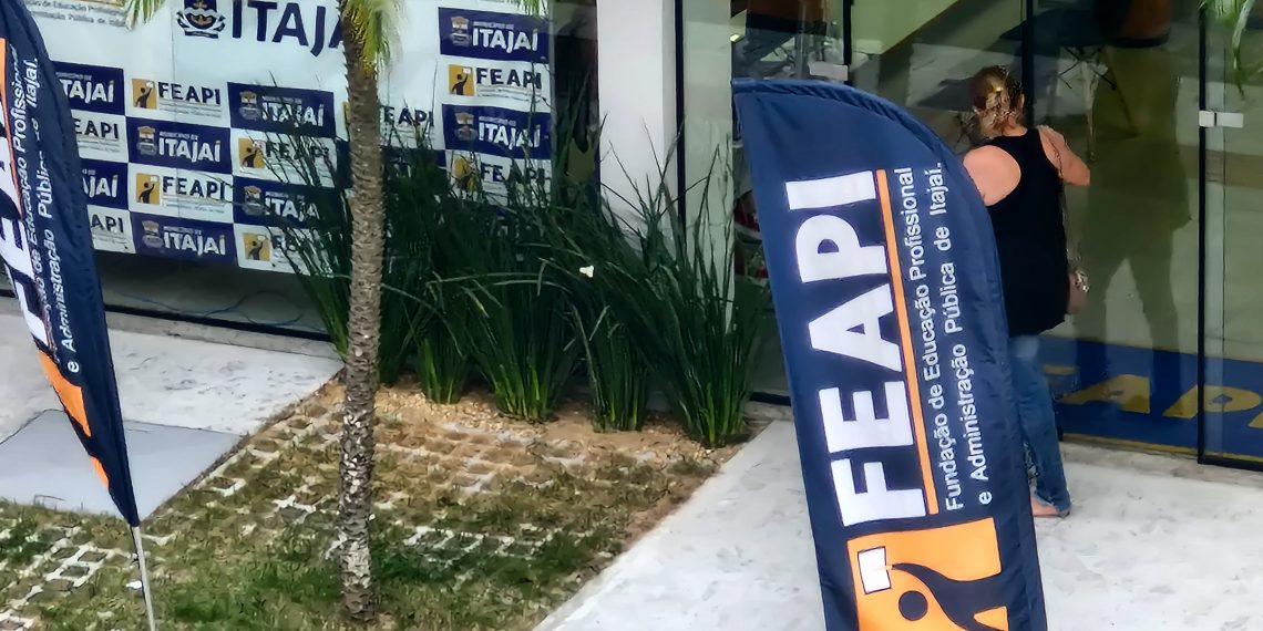 FEAPI de Itajaí abre edital em busca de profissionais em 30 áreas diferentes